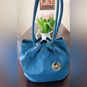 Michael Kors EUC Turquoise Frankie
Pebbled Leather Drawstring
Shoulder Bag charm